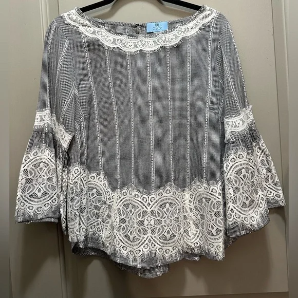 CeCe Size M Cotton Bell Sleeve Top NWOT - Picture 1 of 7